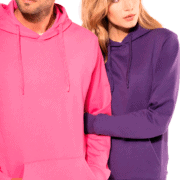 Couple portant des sweats à capuche colorés Kariban