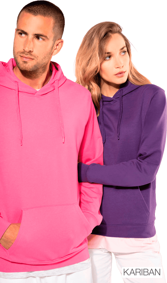 Couple portant des sweats à capuche colorés Kariban