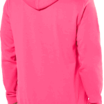 Homme portant un sweat à capuche rose vif