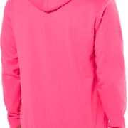 Homme portant un sweat à capuche rose vif
