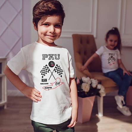 Offrez en cadeau ce magnifique t-shirt enfant garçon ou fille Pau Grand Prix Pyrénées Atlantiques agréable à porter, designer par notre infographiste et imprimé directement depuis notre atelier Français situé à Jurançon au cœur des Pyrénées, en plein Béarn 64 niché entre l'océan et la montagne.
