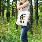 Femme avec sac illustré 'Rock Legend', forêt
