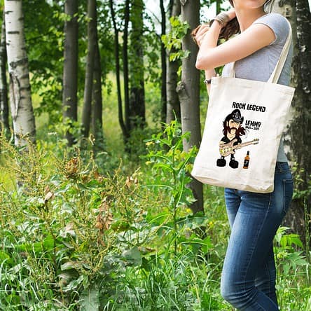 Femme avec sac illustré 'Rock Legend', forêt