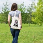 Femme de dos avec sac Patou en parc