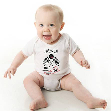 Offrez en cadeau de naissance ce magnifique body bébé Grand prix de Pau 64 agréable à porter, designer par notre infographiste et imprimé directement depuis notre atelier Français situé à Jurançon au cœur des Pyrénées, en plein Béarn 64 niché entre l'océan et la montagne.