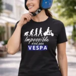 FEMME avec t shirt noir “impossible n’est pas vespa – Évolution du pilote”