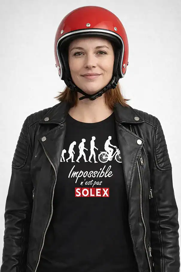 Femme portant le t-shirt Impossible n’est pas Solex noir avec blouson motard et casque rétro rouge