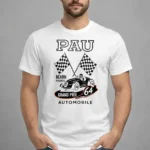 Homme portant t-shirt blanc PAU Grand Prix Béarn Pyrénées 64 design course automobile vintage Pilou Shop 64