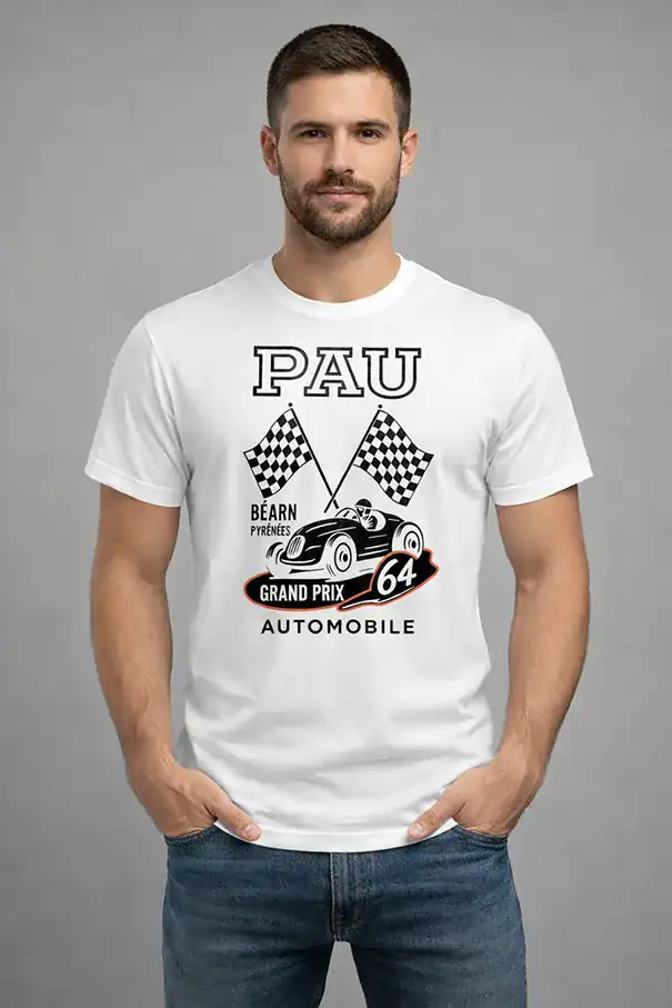 Homme portant t-shirt blanc PAU Grand Prix Béarn Pyrénées 64 design course automobile vintage Pilou Shop 64