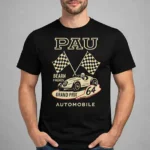 Homme portant t-shirt noir PAU Grand Prix Béarn Pyrénées 64 design course automobile vintage Pilou Shop 64