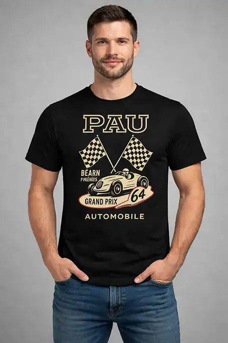 Homme portant t-shirt noir PAU Grand Prix Béarn Pyrénées 64 design course automobile vintage Pilou Shop 64