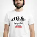 homme portant le t-shirt Impossible n’est pas Solex noir avec casque rétro rouge