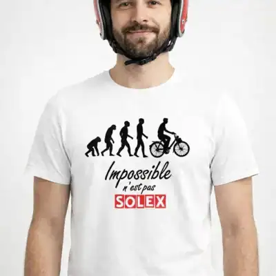 homme portant le t-shirt Impossible n’est pas Solex noir avec casque rétro rouge