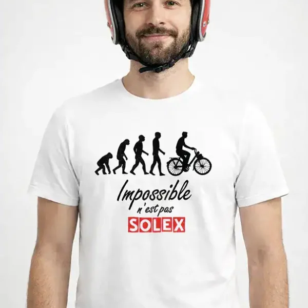 homme portant le t-shirt Impossible n’est pas Solex noir avec casque rétro rouge