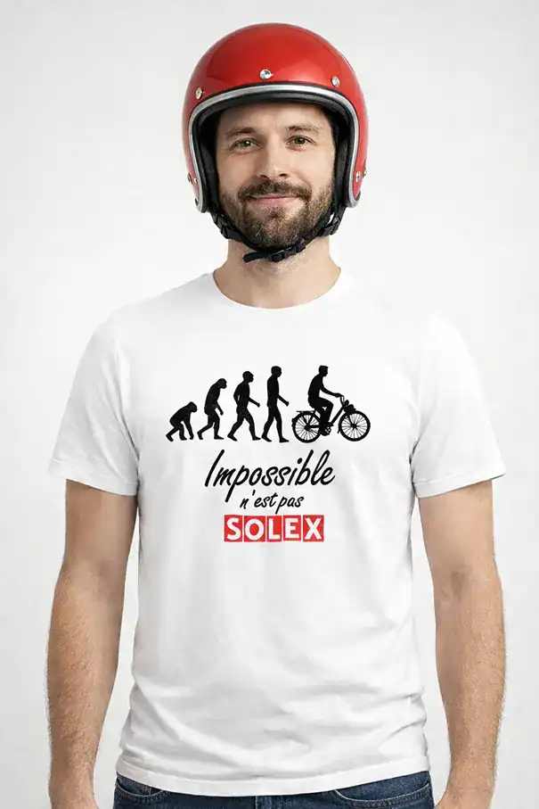 homme portant le t-shirt Impossible n’est pas Solex noir avec casque rétro rouge