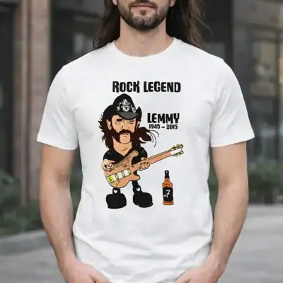 Homme cheveux longs portant t-shirt blanc Rock Legend Lemmy illustration guitare