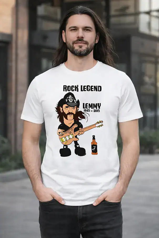 Homme cheveux longs portant t-shirt blanc Rock Legend Lemmy illustration guitare