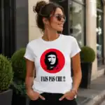 T-shirt fais pas che porté par femme en extérieur urbain
