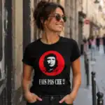 T-shirt fais pas che porté par femme en rue urbaine