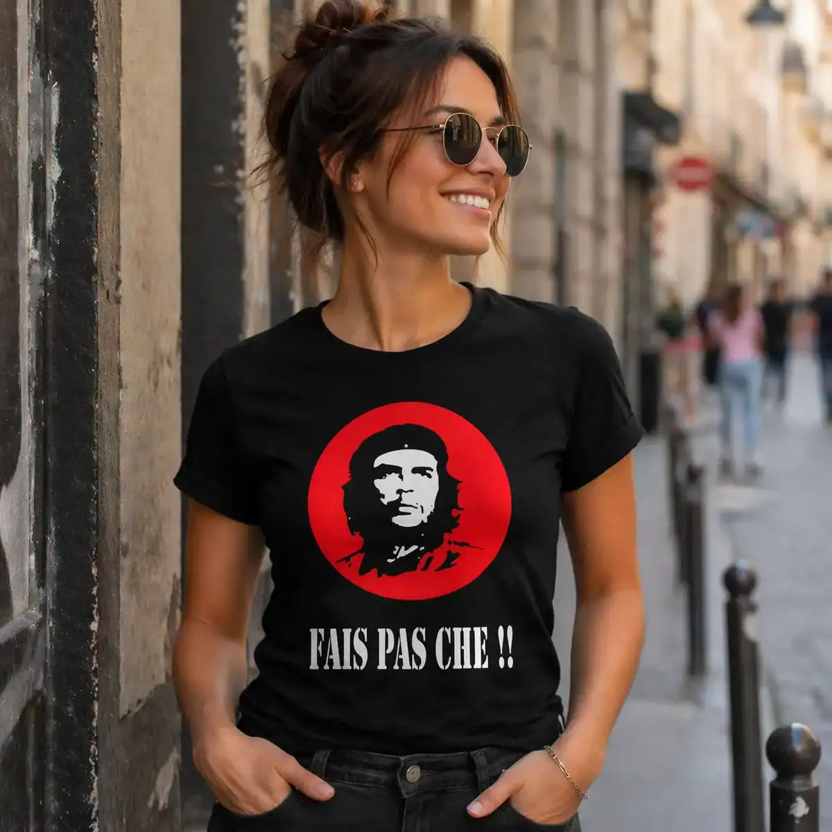 T-shirt fais pas che porté par femme en rue urbaine