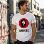 T-shirt fais pas che porté par homme en rue urbaine