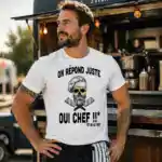 T-shirt humour Oui Chef porté par homme cuisinier devant food truck en extérieur