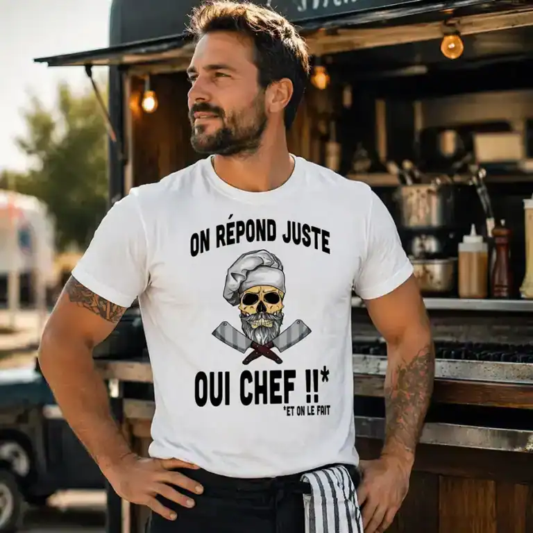 T-shirt humour Oui Chef porté par homme cuisinier devant food truck en extérieur