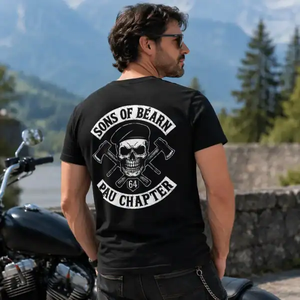 T-shirt sons of béarn pau chapter porté par homme en extérieur montagne moto