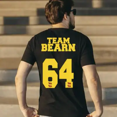 T-shirt noir porté de dos avec inscription jaune “Team Béarn 64” et numéro 64 stylisé, design sportif inspiré du Béarn