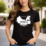 T-shirt femme noir Henri IV Pau porté en situation par mannequin, visuel château de Pau et cavalier blanc impression DTF sur textile ajusté