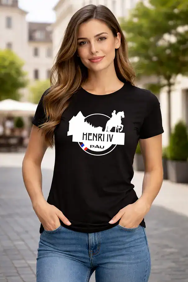 T-shirt femme noir Henri IV Pau porté en situation par mannequin, visuel château de Pau et cavalier blanc impression DTF sur textile ajusté