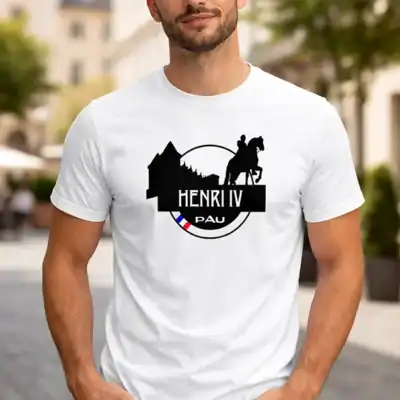 T-shirt homme blanc Henri IV Pau porté en situation par mannequin, visuel château de Pau et cavalier blanc impression DTF sur textile ajusté