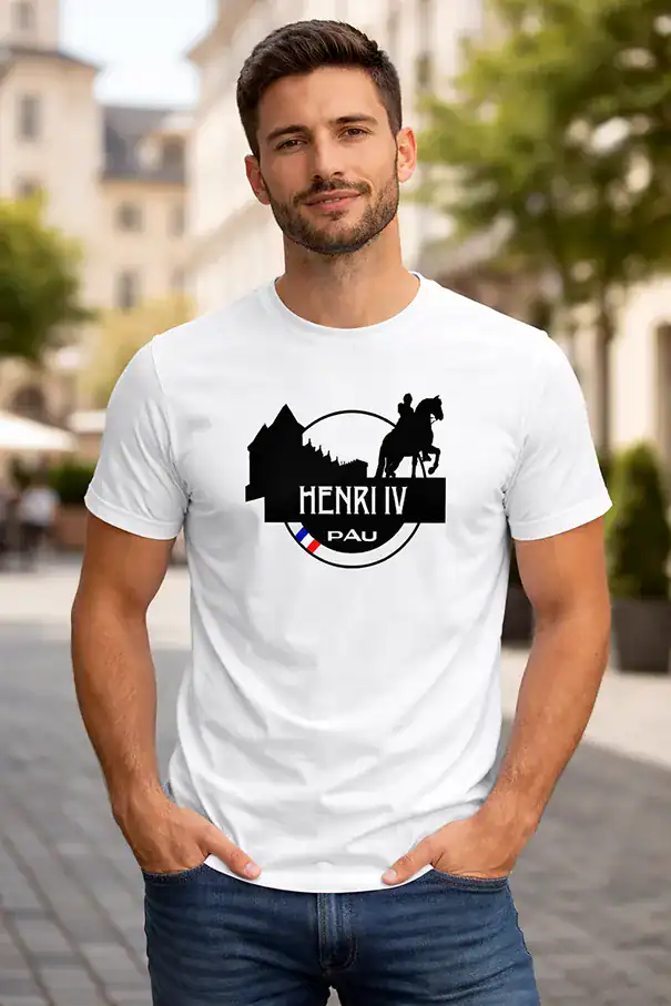 T-shirt homme blanc Henri IV Pau porté en situation par mannequin, visuel château de Pau et cavalier blanc impression DTF sur textile ajusté