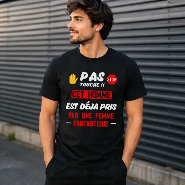 T-shirt pas touche cet homme déjà pris porté par homme en extérieur urbain