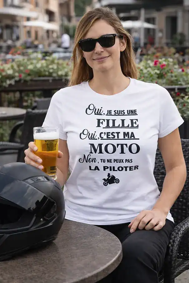 t shirt motarde femme oui c est ma moto humour biker blanc porté motarde casque moto terrasse