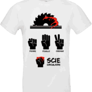 Pilou Shop 64 – T-shirt blanc humour menuisier “Pierre Feuille Ciseaux Scie Circulaire” avec visuel main ensanglantée et lame circulaire rouge