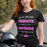 t-shirt femme motarde noir humour je ne suis pas parfaite mais je suis motarde porté par femme rousse sur moto image produit Pilou Shop 64