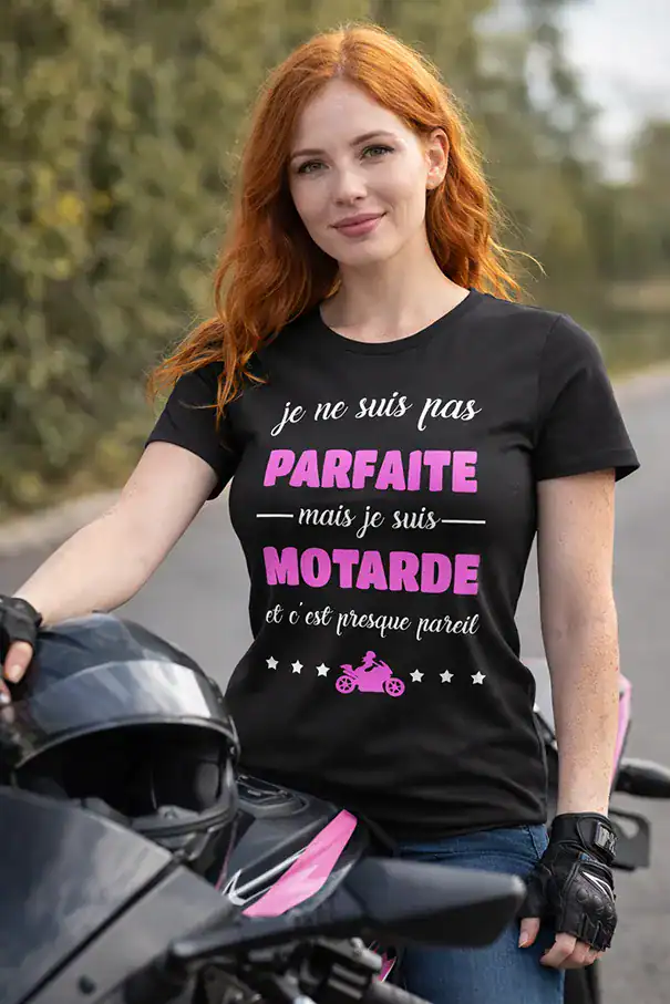 t-shirt femme motarde noir humour je ne suis pas parfaite mais je suis motarde porté par femme rousse sur moto image produit Pilou Shop 64