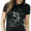 t shirt noir Moto Guzzi vintage impression noir et blanc style cafe racer porte par une femme motarde