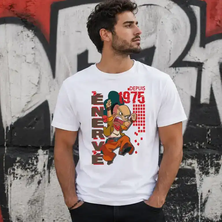 T-shirt énervé 1975 style manga porté par un homme dans un décor urbain graffiti streetwear