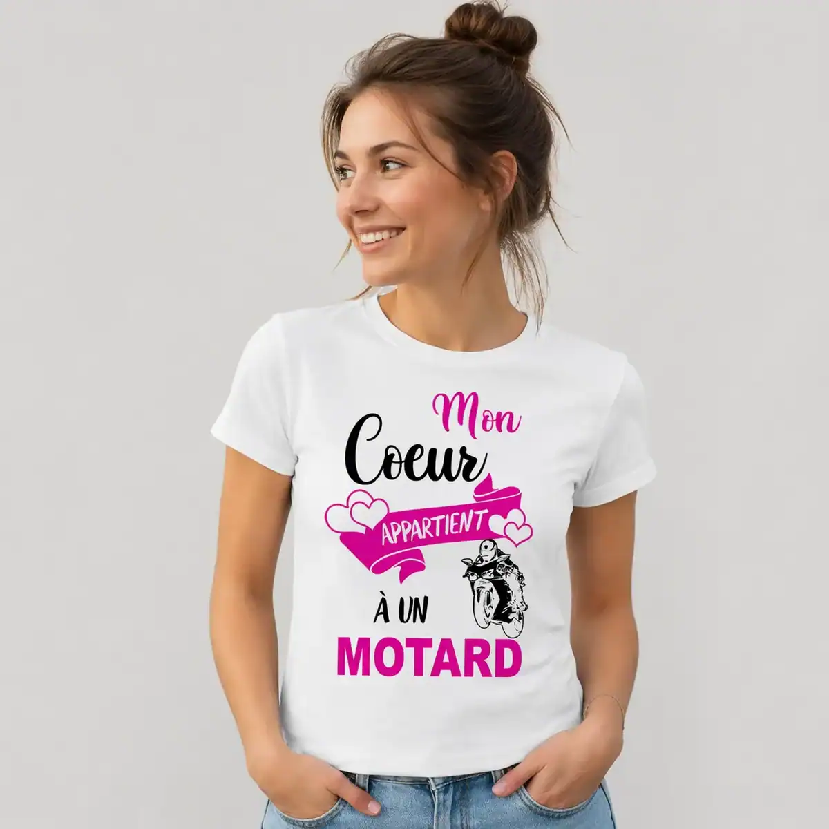 T-shirt mon coeur appartient à un motard porté par femme fond neutre