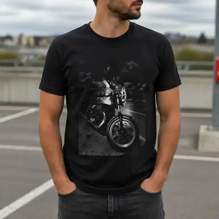 T-shirt moto GUZZI noir porté par homme parking extérieur