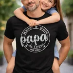 t shirt papa je t aime mon heros noir impression dtf couleur argent porté par un père avec sa fille sourire fond extérieur flou