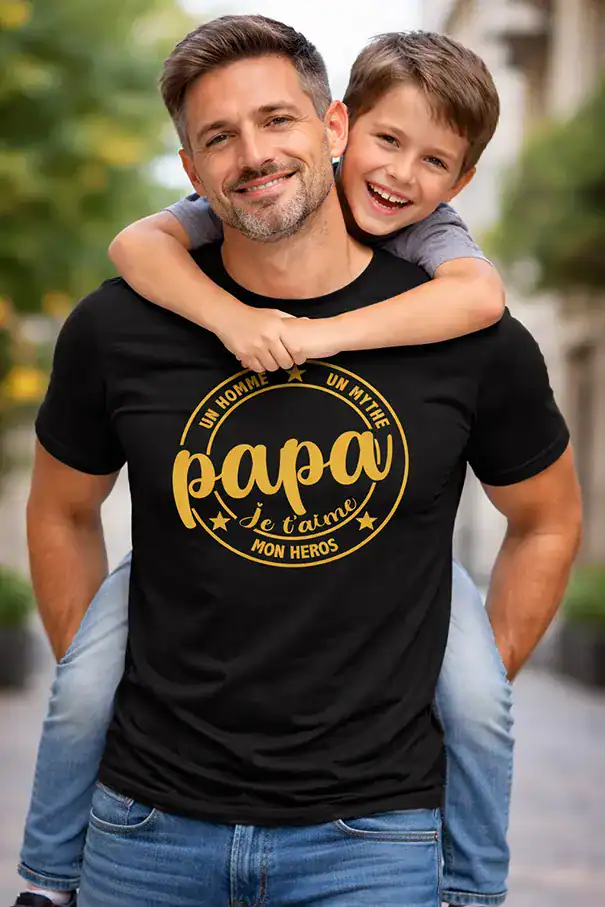t shirt papa je t aime mon heros noir impression dtf couleur or porté par un père avec sa fille sourire fond extérieur flou