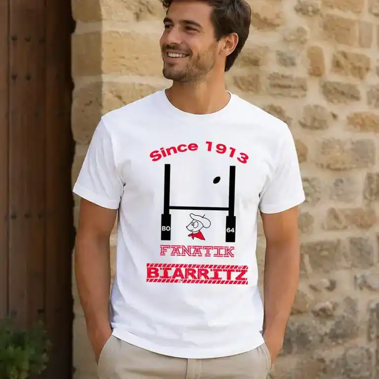 T-shirt fanatik biarritz since 1913 porté par homme fond pierre extérieur