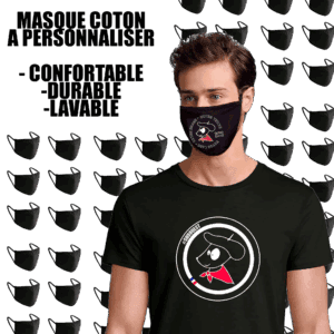 Homme portant masque personnalisé et t-shirt noir.