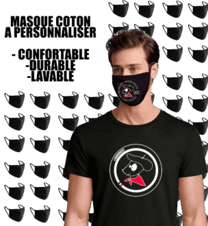 Homme portant masque personnalisé et t-shirt noir.