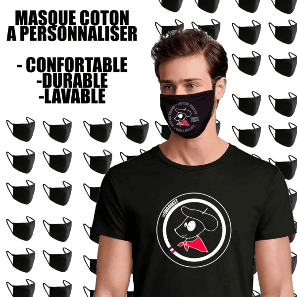 Homme portant masque personnalisé et t-shirt noir.