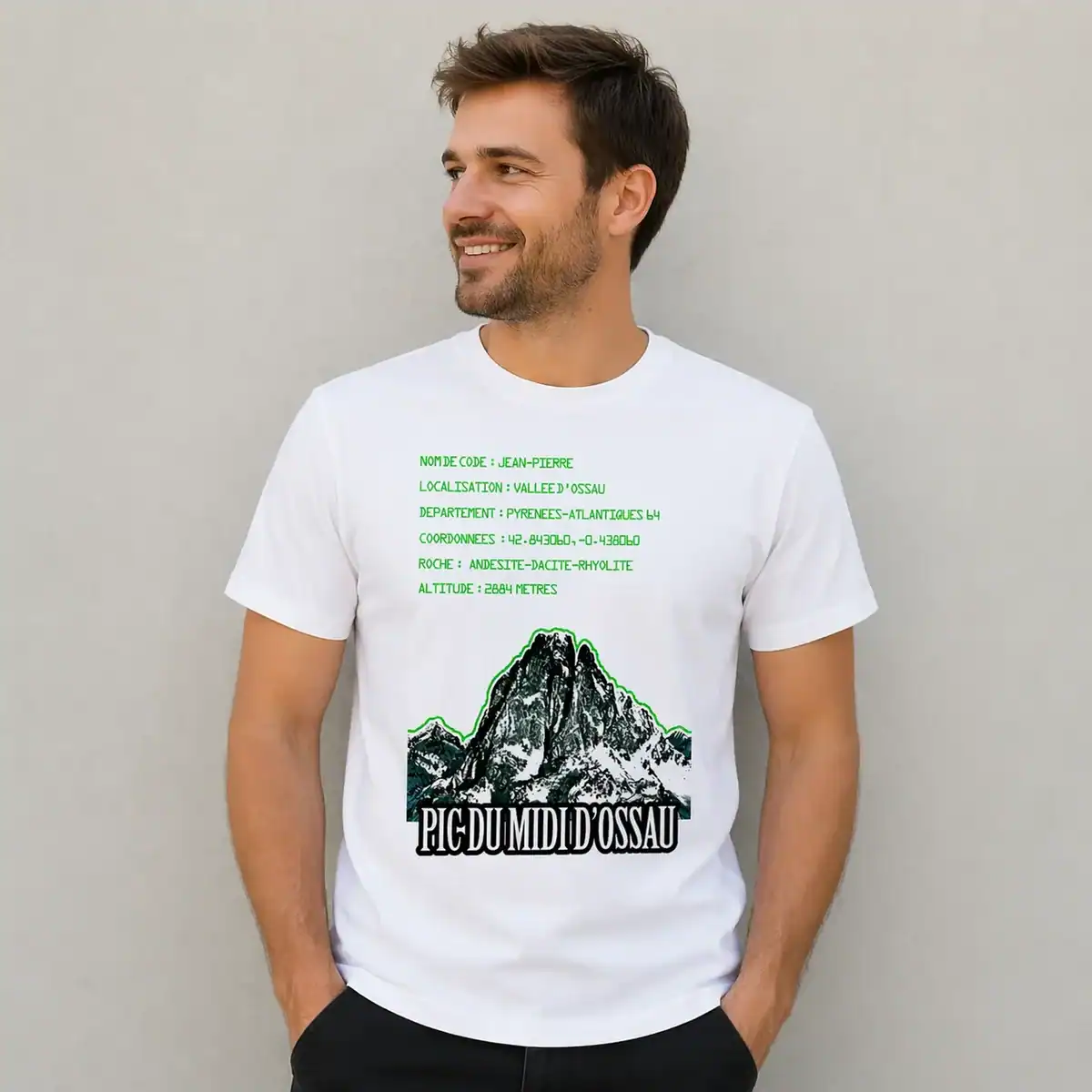 T-shirt Pic du Midi Ossau porté par homme fond neutre
