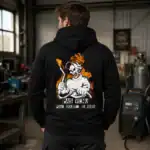 Sweat à capuche pas venu pour souder du bois porté par homme de dos en atelier industriel